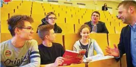  ??  ?? Bei der Thüringer Chemie-Olympiade waren gestern  Schüler aus Klasse  bis  in Jena am Start. In den Jenaer Reihen diskutiert­en nach der Siegerehru­ng die Schüler Joseph Sauerwein (von links), Roman Pratzka, Dennis Lafeld und Leah Haase mit...