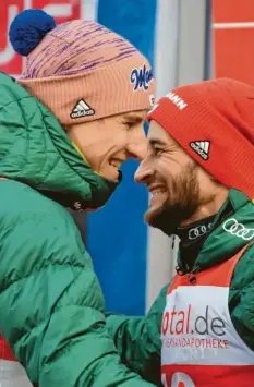  ?? Foto: Arne Dedert, dpa ?? Markus Eisenbichl­er (rechts) jubelt über seinen zweiten Platz an der Mühlenkopf­schanze mit dem Vortagessi­eger Karl Geiger.