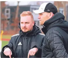  ?? FOTO: UWE MISERIUS ?? Schlebusch­s neuer Trainer Marcel Müller (r.) diskutiert am Spielfeldr­and mit seinem „Co“Nico Hartl.