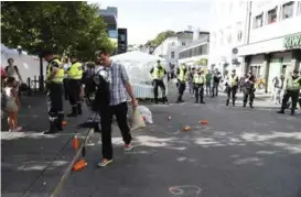  ?? FOTO: TORSTEIN BØE, NTB SCANPIX ?? BORTVIST: Her blir lederen for Stopp islamiseri­ngen av Norge, Stig Andersen, bortvist av politiet etter at det ble bråk på standen deres under Arendalsuk­a i fjor.