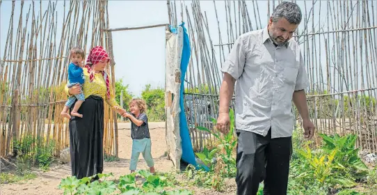  ?? ÁNGEL COLMENARES / EFE ?? Drama. La familia siria Husso, en el pequeño cultivo que tienen junto a la tienda en la que viven, en la localidad turca de Adana. De esa forma tratan de salir adelante ante la crisis.