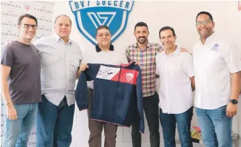  ?? ?? Francisco Camacho, centro, recibe una camiseta de manos de Víctor Oñate, Orlando Yanez, Benny Metz y Luis García.