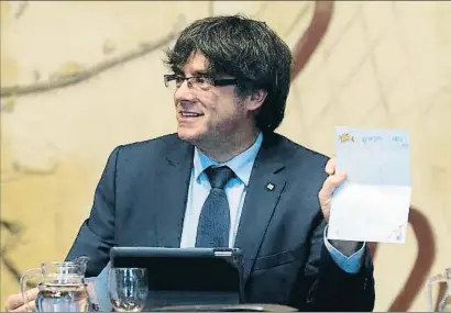  ?? XAVIER GÓMEZ ?? La carta de l’Abril. Carles Puigdemont va mostrar ahir al Govern la carta que li ha enviat l’Abril, una nena de 6 anys, en agraïment per la campanya de lectura “Fas 6 anys, tria un llibre”