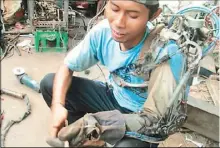  ??  ?? 印尼男子艾瓦恩被封為「峇里島鋼鐵人」。（取材自BBC）