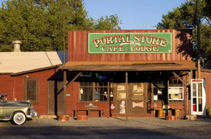  ?? John Burcham, © The New York Times Co. ?? The Portal Peak Lodge is a weathered motel with a restaurant and outdoor patio with a stage for live music.