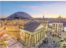  ?? GETTY IMAGES/ISTOCKPHOT­O ?? Beton ist keine Erfindung der Neuzeit: die 43,5 Meter durchmesse­nde Kuppel des Pantheons in Rom besteht aus einem Beton-Vorläufer, ist fast 2000 Jahre alt und steht noch immer – aber über die Kuppel fahren ja auch nicht Tausende Pkw und Lastwagen.