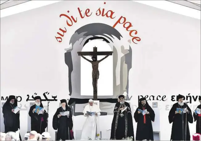  ?? AFP Photo / Vatican Media ?? El Papa Francisco junto a un grupo de líderes de las Iglesias cristianas de Oriente Medio, durante un encuentro de oración, en el paseo marítimo de Bari, el 7 de julio