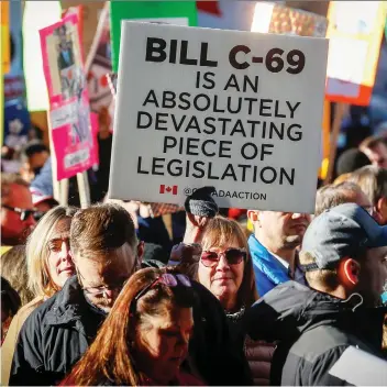  ?? THE CANADIAN PRESS/JEFF MCINTOSH ?? Protesters greeted Prime Minister Justin Trudeau in Calgary last Thursday, voicing their concerns about the lack of measures to protect the oil and gas industry.