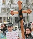  ?? Foto: Kaya ?? Christlich­e Aramäer bei einer Demonstra tion in Augsburg gegen die Vertreibun­g der Christen im Irak und in Gebieten Syriens.