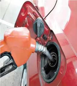  ?? FOTO: EL HERALDO ?? Las gasolinas cumplirán 56 días de incremento­s durante este año a causa de factores externos que impactan en la compra de refinados.