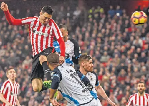  ??  ?? SIEMPRE PRESENTE. Aduriz, en el momento de rematar de cabeza sobre la defensa del Depor, la jugada que acabaría en el gol de Muniain.