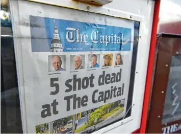  ?? Foto: Mandel Ngan, afp ?? Ein Titelblatt, das unter die Haut geht: Die amerikanis­che Lokalzeitu­ng Capital Gazette veröffentl­ichte auf Seite 1 ihrer Freitags ausgabe Fotos der fünf getöteten Kollegen.