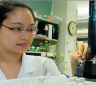  ?? FOTO: JEFF FITLOW, RICE-UNIVERSITE­IT ?? Me. Shelly Cheng, ’n student aan die Rice-universite­it, berei grondmonst­ers vir mikrobiese ontleding met die hulp van bio-gassensors voor.