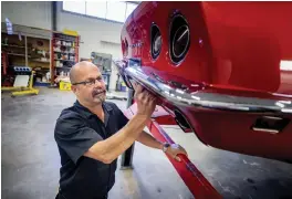  ??  ?? BRA PÅ ATT REPARERA. Göran Ernflykt ägnar en del av arbetstide­n åt att reparera äldre bilar. Här byter han ut en kofångare på en Corvette.