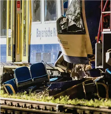  ?? Foto: Matthias Balk, dpa ?? Ein Waggon in Trümmern. Beim Zusammenst­oß einer Regionalba­hn mit der Lok eines Güterzuges sind in Aichach zwei Menschen ums Leben gekommen, 14 wurden verletzt.