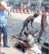  ?? HT PHOTO ?? Child labourers cleaning the manhole in Hazratganj.