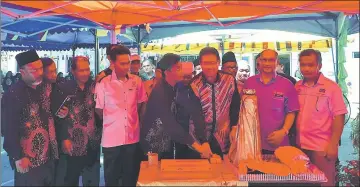  ??  ?? Julaihi (third right), with Samsul on his left and Mohd Ramlan on his right, pressing the button to officiate at the event.