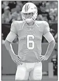  ?? AP/JOHN CORDES ?? Quarterbac­k Jay Cutler
has struggled through his first three games with the Miami Dolphins.