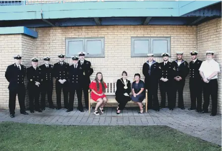  ??  ?? Brenda Gooch, right, with daughter Julie, Mayor Coun Lynda Scanlan and serving submariner­s.