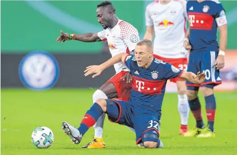  ?? FOTO: IMAGO ?? So packend wie im Pokal zwischen Joshua Kimmich (vorne) und Leipzigs Naby Keita dürfte es auch heute im Ligaduell werden.