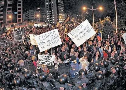  ?? JUAN CEVALLOS/AFP ?? Las protestas contra la iniciativa se han realizado principalm­ente en Quito, Guayaquil y Cuenca.