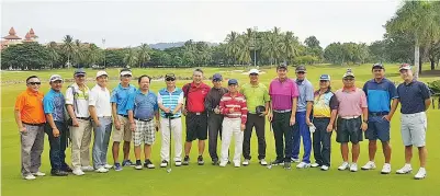  ??  ?? JOLIANIS (enam dari kiri) dan Joisin bersama antara para peserta Pertanding­an Golf Raya Kiulu 2017 merakamkan kenangan beramai-ramai sebelum memulakan permainan di Sutera Harbour Golf and Country Club (SHGCC) baru-baru ini.