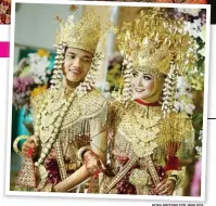  ?? NORA WEDDING FOR JAWA POS ?? SERASI: Addy Indrasakti dan Yulaika Shasfi Lubis memilih pakaian tradisiona­l bernuansa merah dengan fokus kain ulos (foto atas). Egi Rifki Yuda Arian dan Herlinda Ayunita dalam balutan pakaian pengantin Palembang.