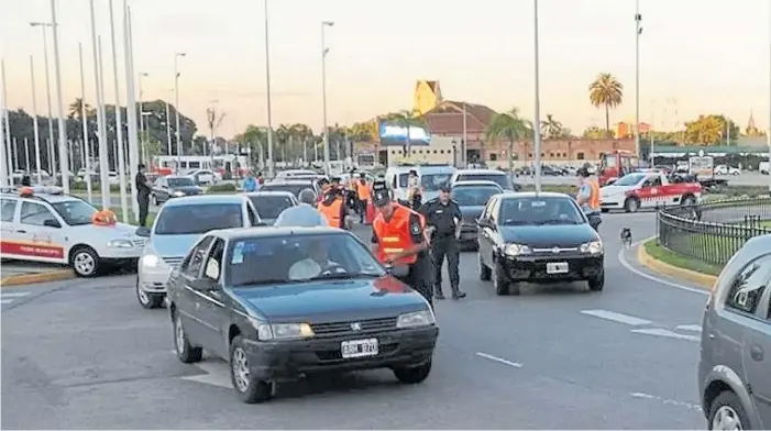  ??  ?? Estación Fluvial. Antes de la pandemia, unas 100 mil personas visitaban Tigre los fines de semana. Ante eventos como maratones o espectácul­os se volvía muy difícil estacionar.