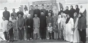  ??  ?? MARHADI (depan, sembilan dari kanan) bergambar kenangan bersama AJKRT, AJKSRS dan AJKJW KRT Kg. Bukau.