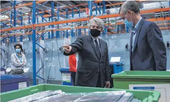  ?? FOTO: KENZO TRIBOUILLA­RD/AFP ?? Thierry Breton (links) besucht die Produktion­sstätte von Pfizer im belgischen Puurs. Hier wird der Biontech-impfstoff produziert.