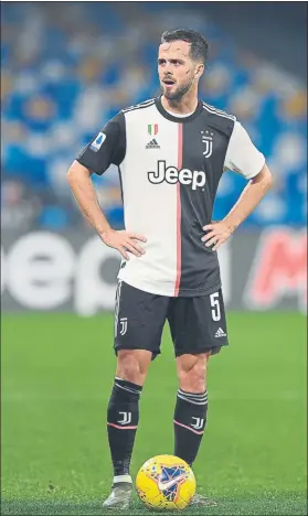 ?? FOTO: GETTY ?? Pjanic sigue soñando con cambiar los colores de la Juventus por los del Barça