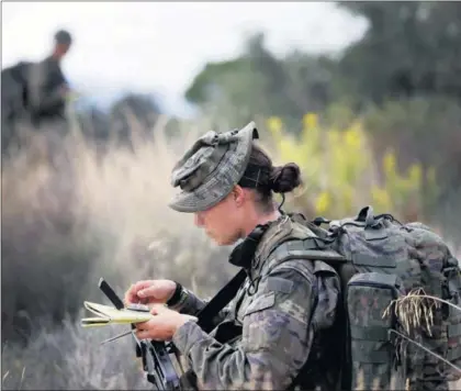  ?? / MANUEL LORENZO (EFE) ?? Una soldado, durante unas maniobras militares en 2016.