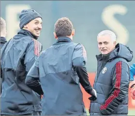  ?? FOTO: AP ?? Ibrahimovi­c y Mourinho, sonriendo en la previa ante el Basilea