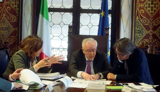  ??  ?? «Attenzione costante» Il prefetto Donato Cafagna durante un comitato per la sicurezza con il questore Ivana Petricca e il sindaco Sboarina