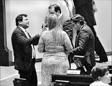  ?? Patricio terán / el comercio ?? • El presidente de la Asamblea (izq.), César Litardo, mantuvo diálogos con bancadas.
