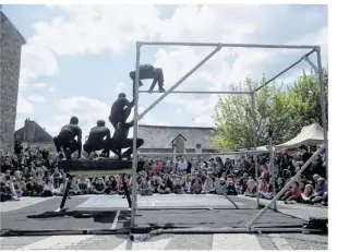  ??  ?? Un des temps forts de la Patouillet­te 2016 : les danses acrobatiqu­es de la compagnie Primitif, à voir dans l’après-midi sur le parking de la place de la mairie.