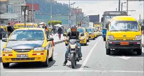  ?? Armando prado / el comercio ?? • La presencia de taxis y motos generó congestión en la av. Maldonado, sector El Recreo (sur), al mediodía de ayer.
