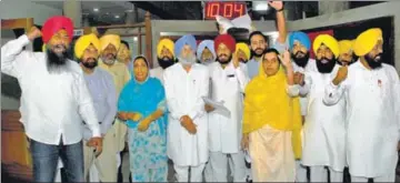  ?? KESHAV SINGH/HT ?? Aam Aadmi Party MLAs protesting at the Punjab Vidhan Sabha on Wednesday.