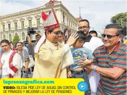  ??  ?? Petición. El arzobispo de San Salvador, José Luis Escobar, ofició la misa en honor del Divino Salvador del Mundo y saludó a la feligresía.