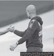  ??  ?? Guardiola takon David Silvën pas zëvendësim­it për herë të fundit të spanjollit në Premier Ligë