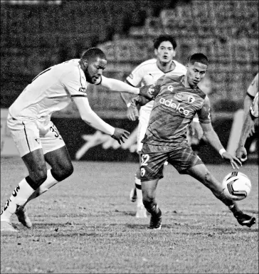  ?? Foto: boris romolerux de api Para el comecio ?? • Renny Folleco (izq.) de LDU, y Bryan Rodríguez, de la Gloria, en el cotejo de anoche.