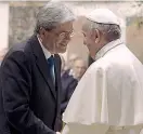  ??  ?? Papa Francesco ieri con il premier Paolo Gentiloni Il sorriso della cancellier­a tedesca Angela Merkel Il saluto al presidente francese François Hollande