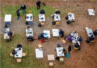  ??  ?? Studenti nel cortile dell’istituto Severi-Correnti di Milano occupato contro la didattica a distanza