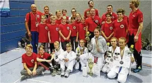  ??  ?? Die - bis -jährigen Karatekas von Nippon Gotha und Bushido Waltershau­sen (gemeinsam im Gruppenbil­d) zeigten gute Leistungen bei der deutschen Meistersch­aft. Foto: Verein