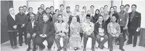  ??  ?? KENANGAN: Para peserta kursus merakamkan gambar kenangan selepas kursus berakhir yang turut dihadiri Pengarah RTM Sabah, Malinaziah Datu Mohd Julaspi (duduk, tengah).