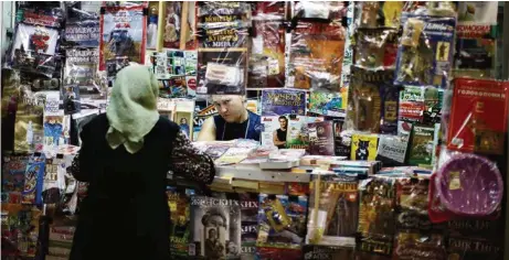  ?? (LUCY NICHOLSON/REUTERS) ?? Un kiosque à journaux à Moscou. Les titres critiques à l’encontre de Vladimir Poutine pourraient être visés par la nouvelle loi sur les médias.