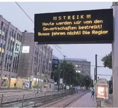  ?? FOTO: PENESHKO/DPA ?? An einem leeren Straßenbah­nsteig am Düsseldorf­er Hauptbahnh­of informiert­e eine Anzeigetaf­el über den Warnstreik.