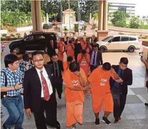 ?? BY FARIZUL HAFIZ AWANG
PIC ?? Malaysian Anti-Corruption Commission enforcemen­t officers escorting the suspects at the Kuantan Courts Complex yesterday.