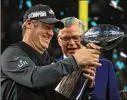  ?? MIKE EHRMANN / GETTY IMAGES ?? Eagles coach Doug Pederson, a former Dolphins backup
QB, holds the Vince Lombardi Trophy on Sunday.