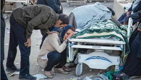  ?? Foto: Farzad Menati, afp ?? Hunderte von Menschen starben durch das Erdbeben – und noch viel mehr Angehörige bleiben trauernd zurück.